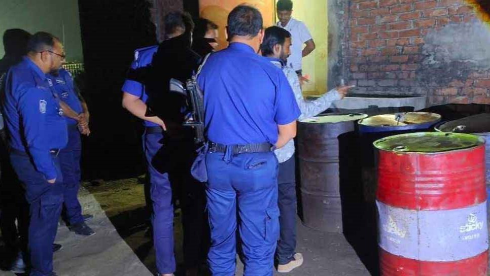 গাজীপুরে ৩ হাজার লিটার তেল মজুদের দায়ে ব্যবসায়ীর জরিমানা